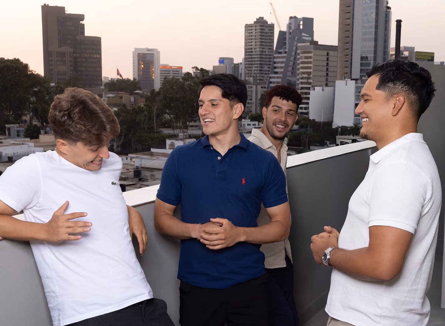 Vier Mitglieder des The-Zone-Teams im Gespräch auf einer Dachterrasse
